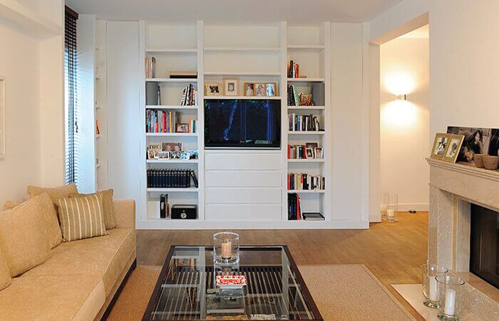 Ein Ein­bau­schrank (Wohnzimmer&shy;schrank) wie kein Zweiter – aus der Tischlerei | Schreinerei Korfmacher Holzverarbeitung.